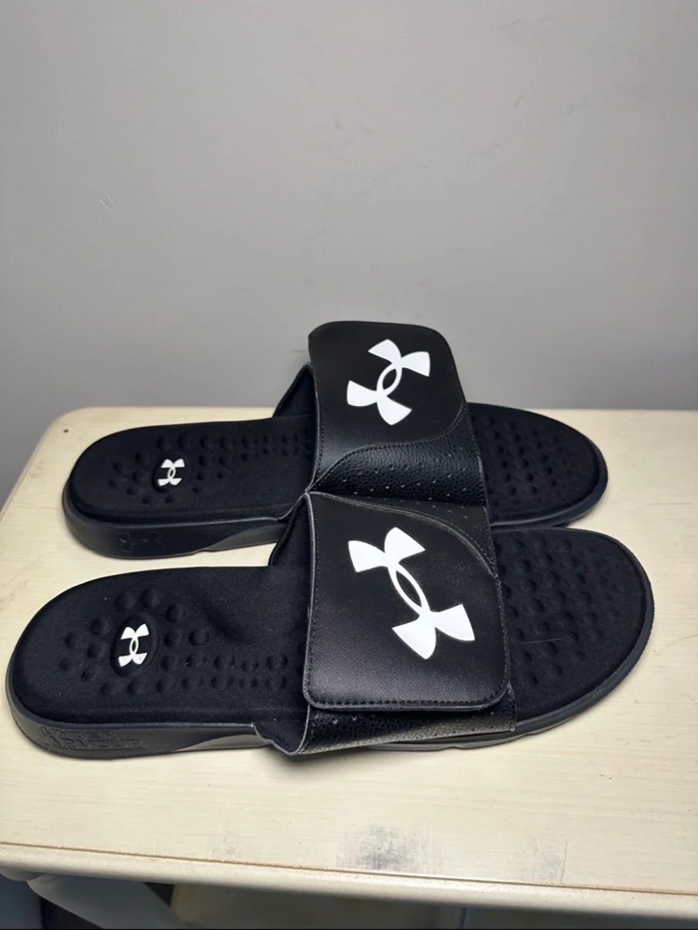 Under Armour Black and White ignite pro Slide rare size 17 Sandals